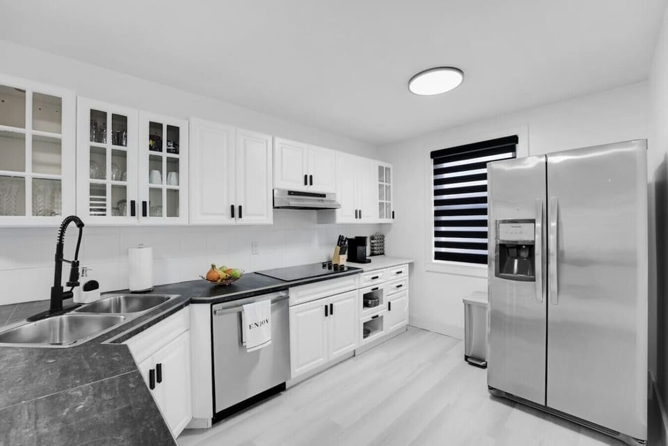 Discover our modern, well-equipped kitchen! Featuring stainless steel appliances, a spacious refrigerator, microwave, and ample counter space. Perfect for preparing meals and enjoying home-cooked delights during your stay. Book now for a comfortable exper