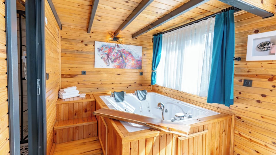 Jakuzili Cift Kisilik Bungalov | 1 bedroom, Egyptian cotton sheets, premium bedding, minibar