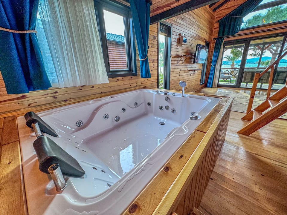 Jetted tub