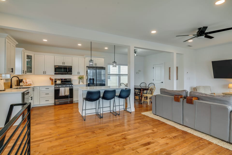 Kitchen | 2nd Floor | Keurig Coffee Maker | Dishwasher | Cooking Basics