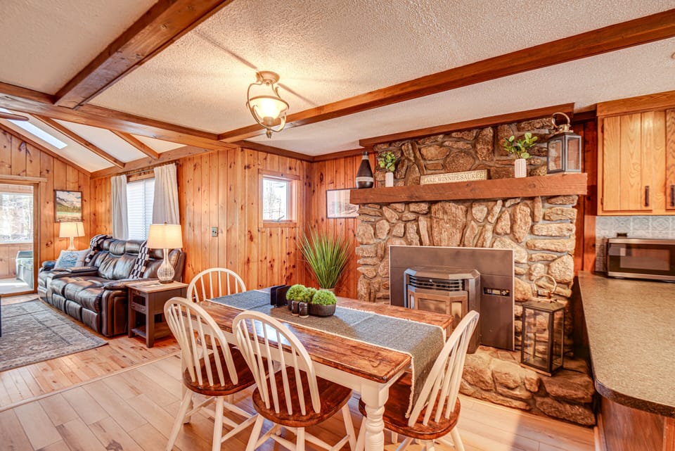 Dining Area | Dishware/Flatware Provided
