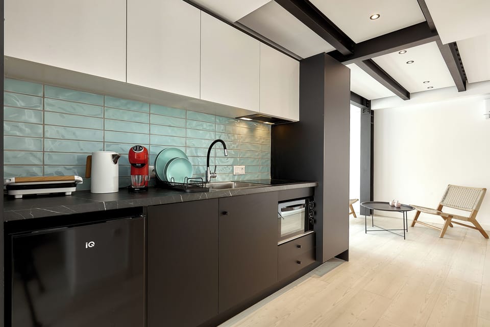 Oven, stovetop, espresso maker, coffee/tea maker