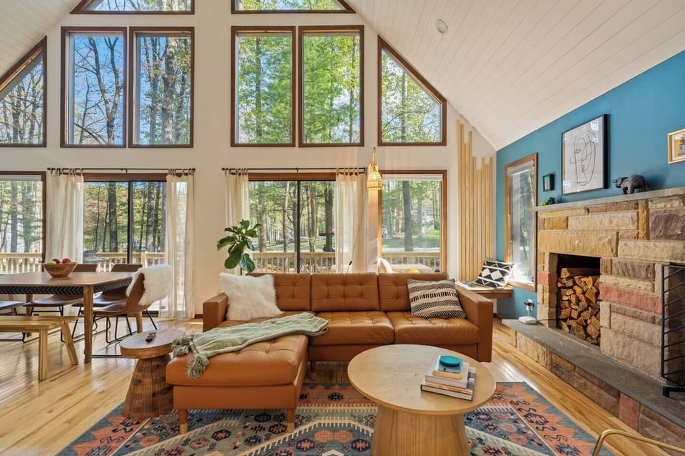 Stunning natural light and beautiful architecture - cozy couch, large TV and the perfect modern luxury chalet