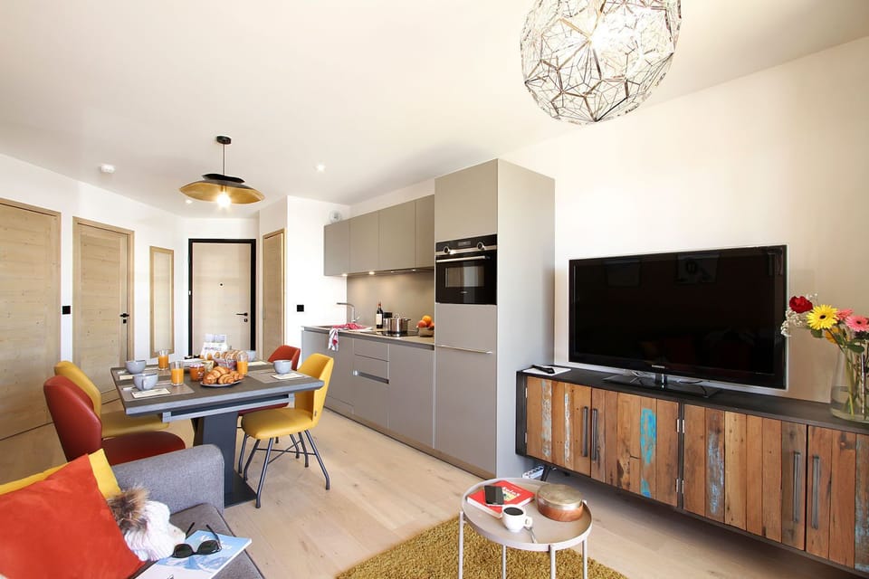 Chic and cozy living area with a fully equipped kitchenette, perfect for preparing meals and enjoying quality time with family and friends.