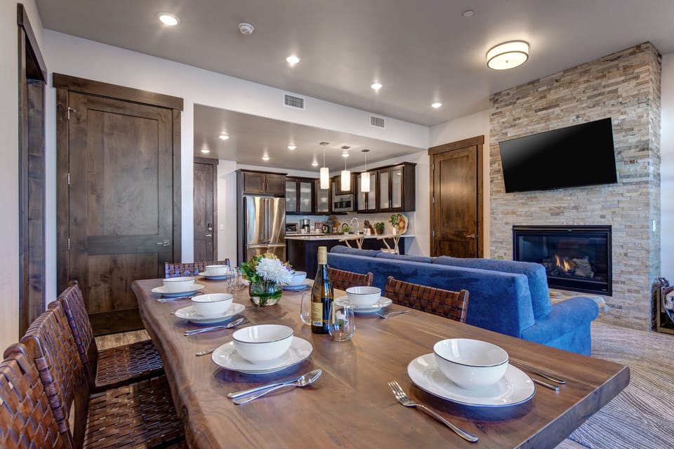 Dining area with seating for up to 7 with patio access