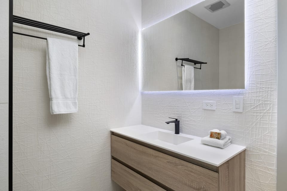 Modern Luxury Condo Resort & Pool Amenities  Gym (17828)