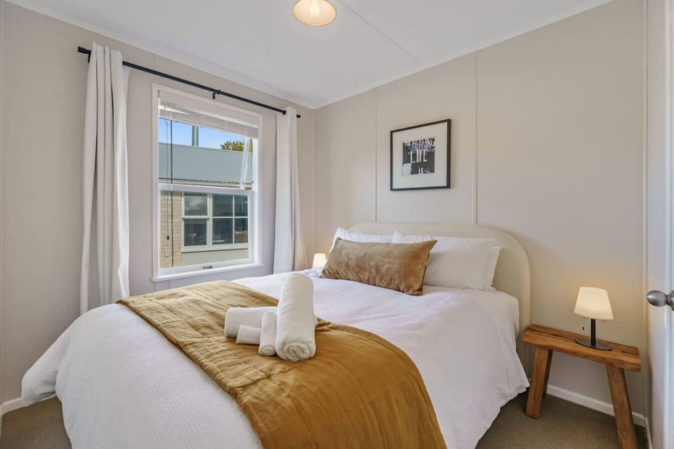 Bedroom 1 - x1 Queen bed