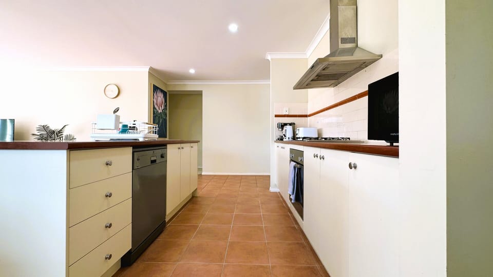 Standard Villa, 4 Bedrooms, Non Smoking, Kitchen | Private kitchen | Full-size fridge, microwave, oven, stovetop
