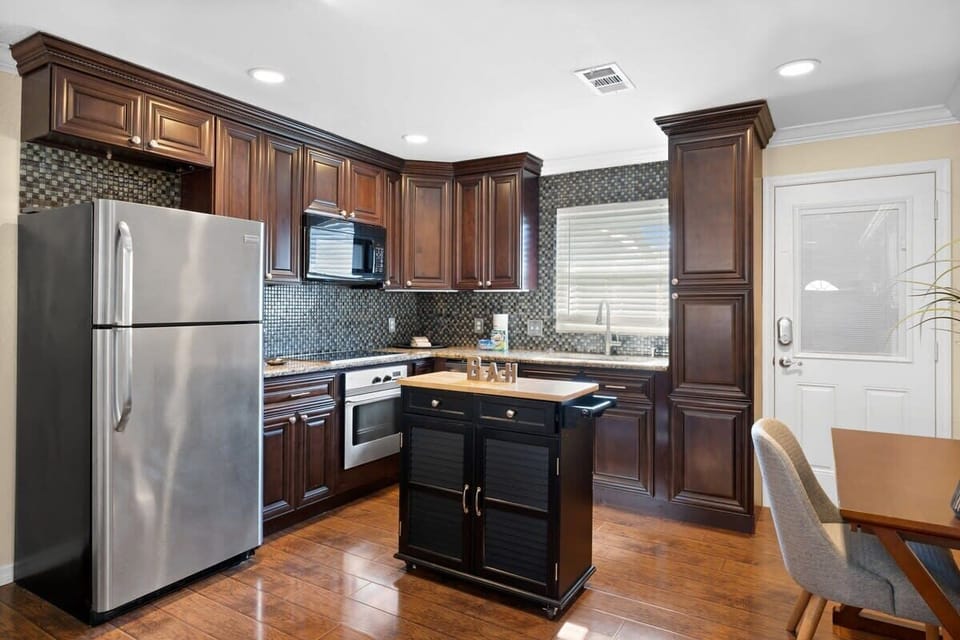 Kitchen and dining area with service for up to four guests