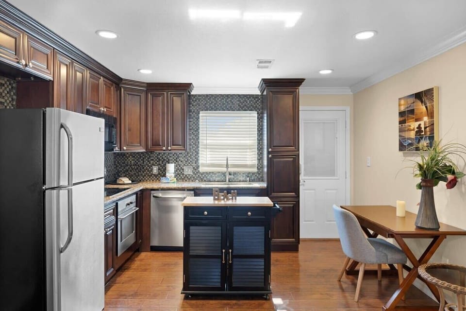 Kitchen and dining area with service for up to four guests