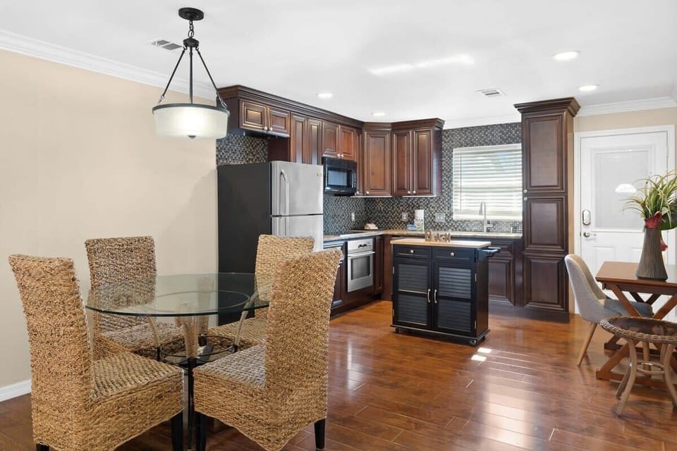 Kitchen and dining area with service for up to four guests