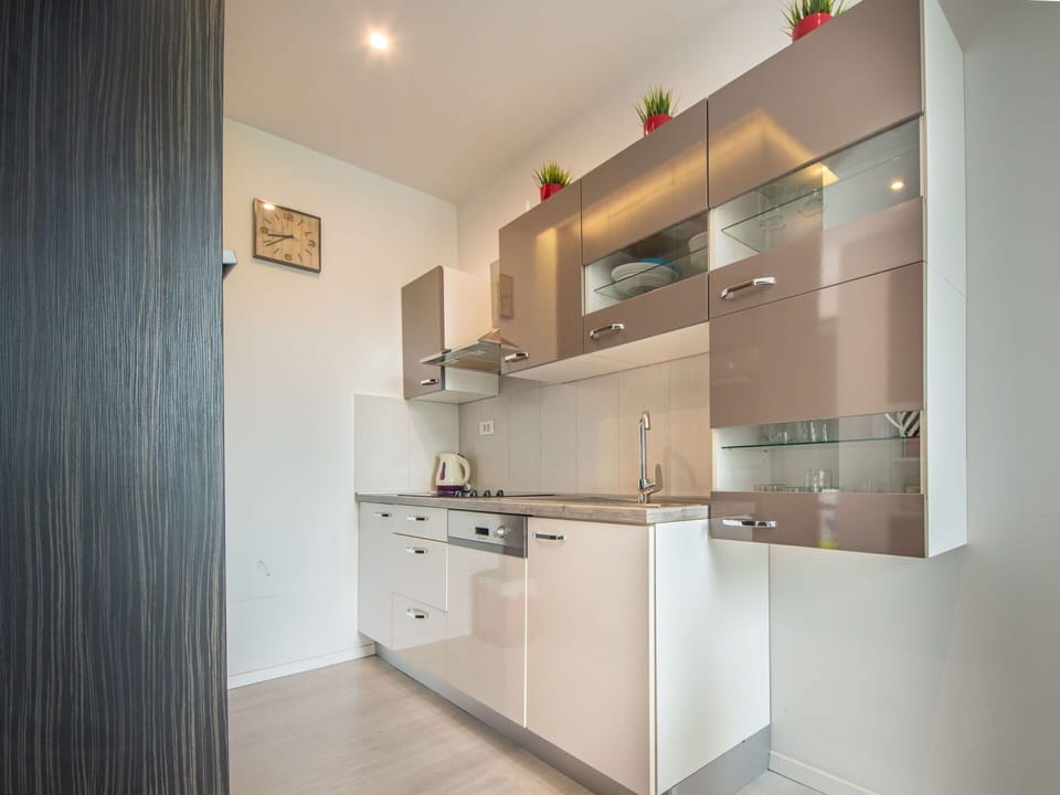 Cabinetry, Countertop, Property, Building, Wood, Interior Design, Kitchen, Tap, House, Drawer