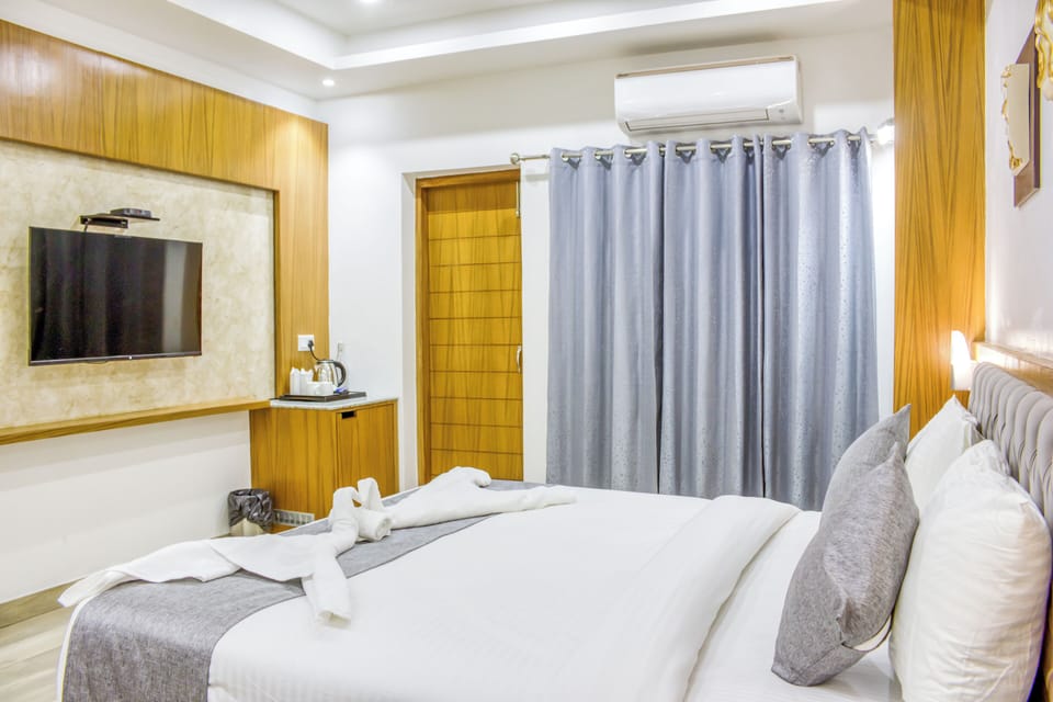 Premium Room with Balcony | Premium bedding, minibar, in-room safe, desk