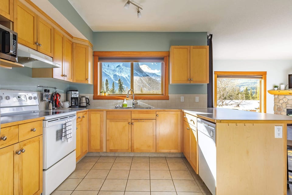 Spacious, fully stocked kitchen + breakfast bar + stunning peaks = perfection