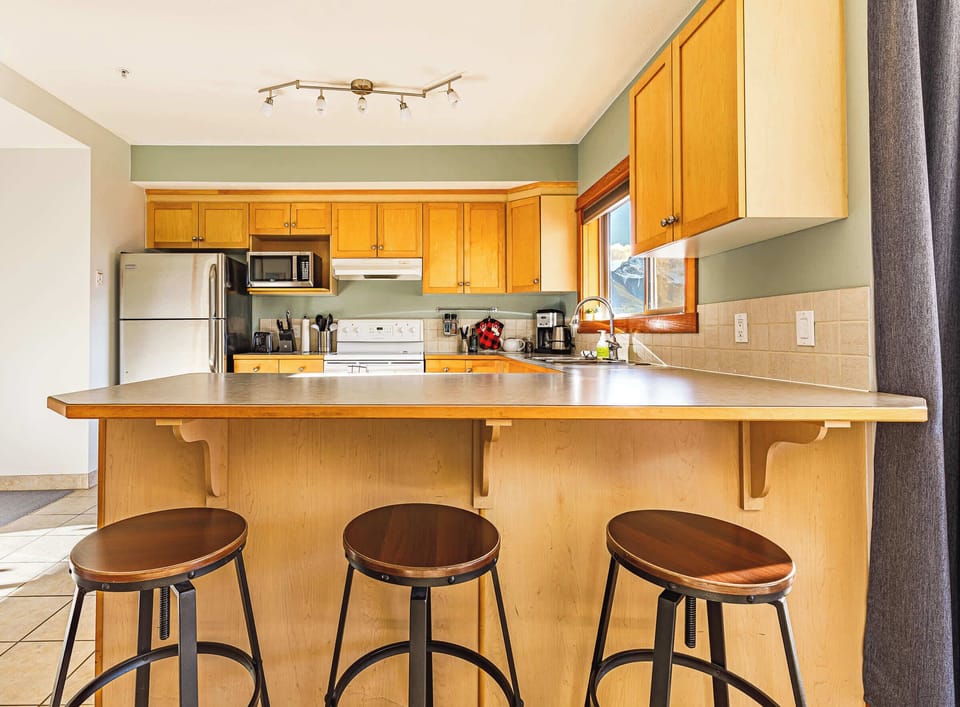 A chef’s kitchen with a view—and a cozy breakfast bar to match