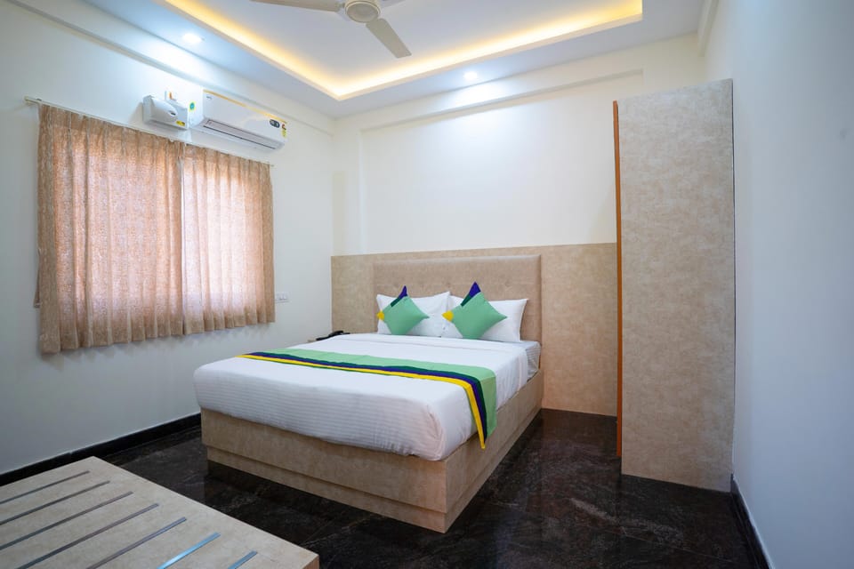 Deluxe Room | In-room safe, desk, soundproofing, iron/ironing board