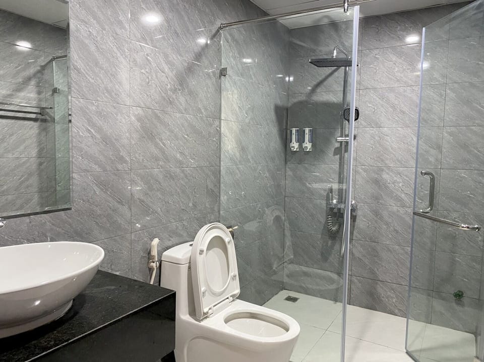 Deluxe Double Room Single Use | Bathroom | Hair dryer, slippers, bidet