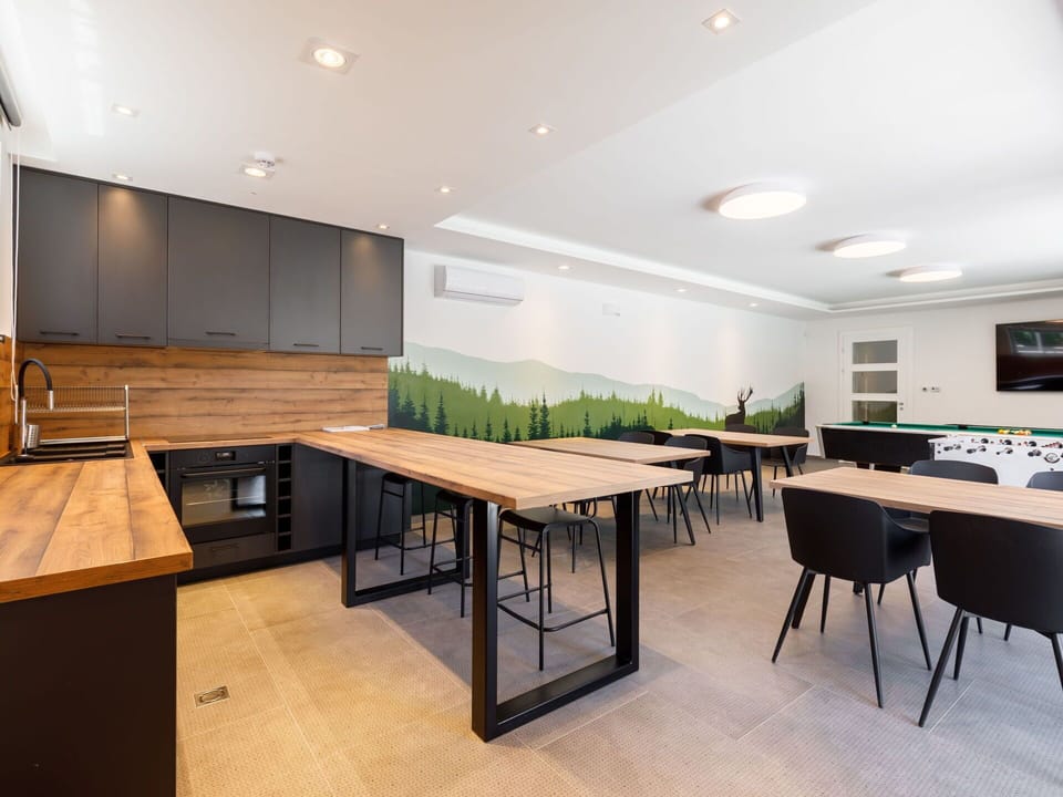 Table, Property, Furniture, Plant, Wood, Building, Interior Design, Architecture, Flooring, Floor