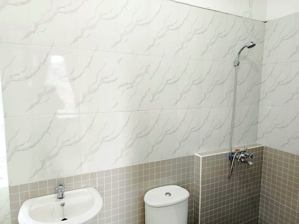 Exclusive Room | Bathroom | Shower, rainfall showerhead, towels, soap