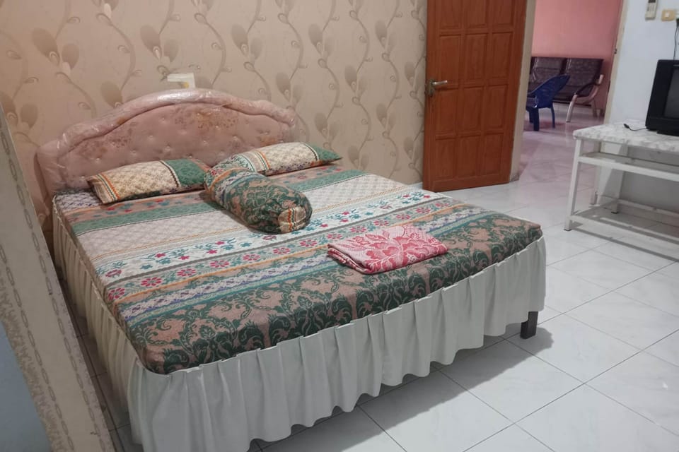 Minibar, desk, WiFi (free)
