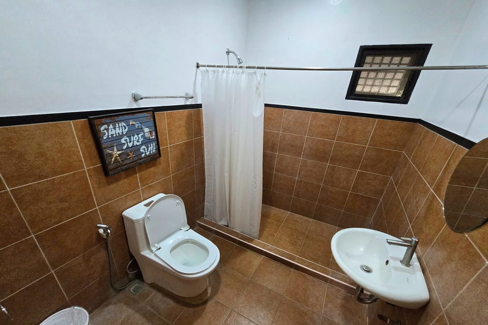 Premium Room | Bathroom | Shower, rainfall showerhead, towels
