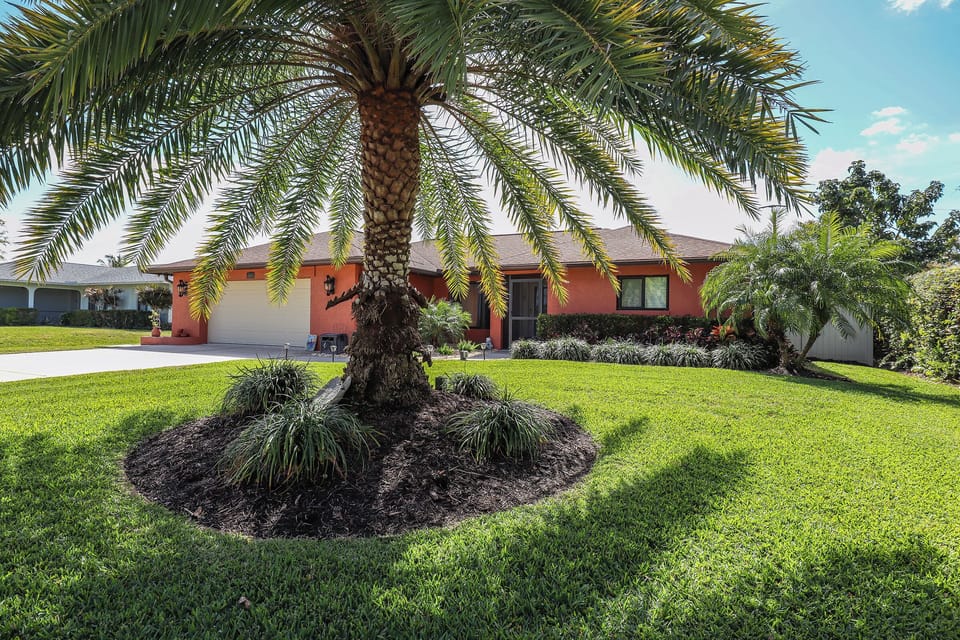 Welcome to this delightful 3B/2B pool home! Sleeps 6 guests comfortably, making it ideal for both family vacations and group getaways.