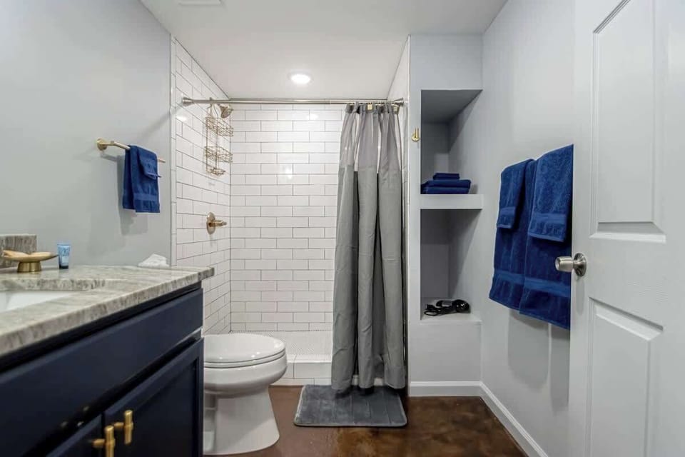 The en-suite has a large walk in shower, plenty of towels, shampoo, conditioner, and soap.  Just bring your tooth brush.