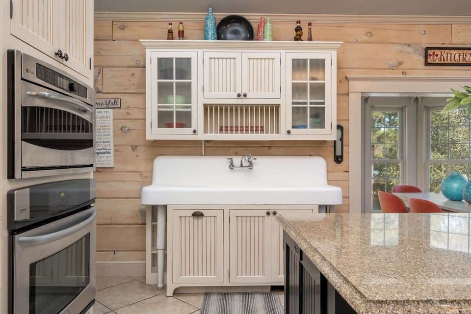 The large country sink makes cleaning up a breeze.