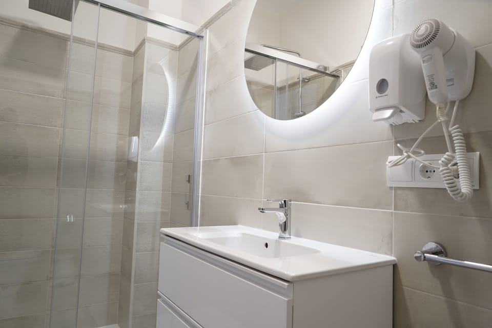 Standard Double or Twin Room | Bathroom | Shower, free toiletries, hair dryer, bidet