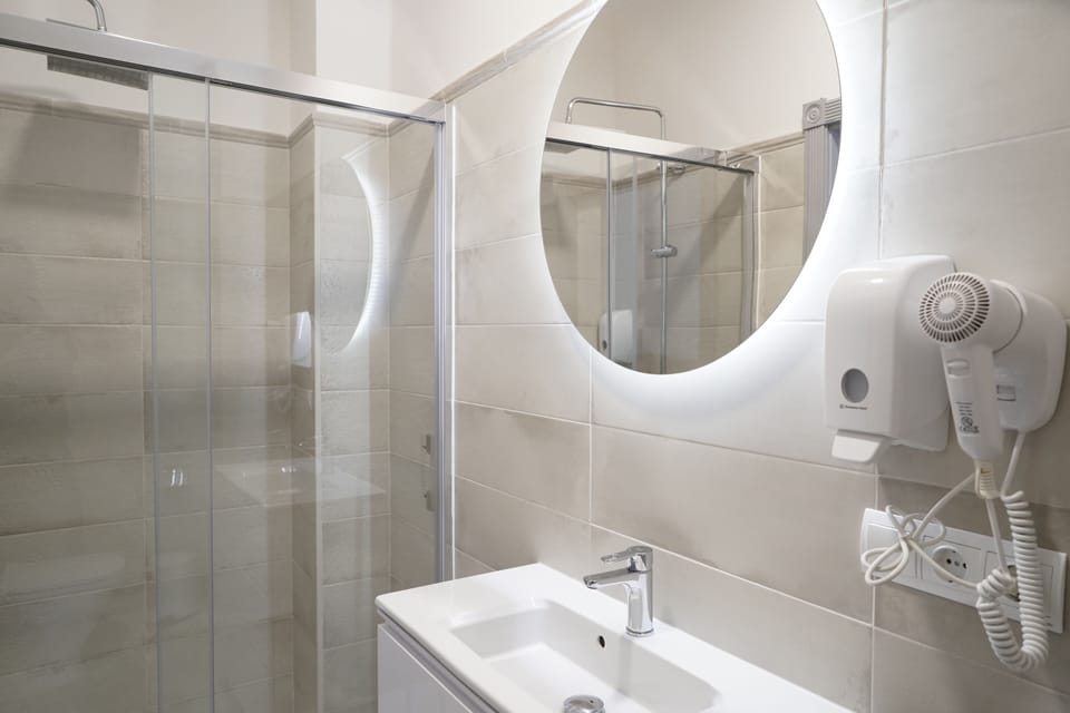 Basic Room | Bathroom | Shower, free toiletries, hair dryer, bidet