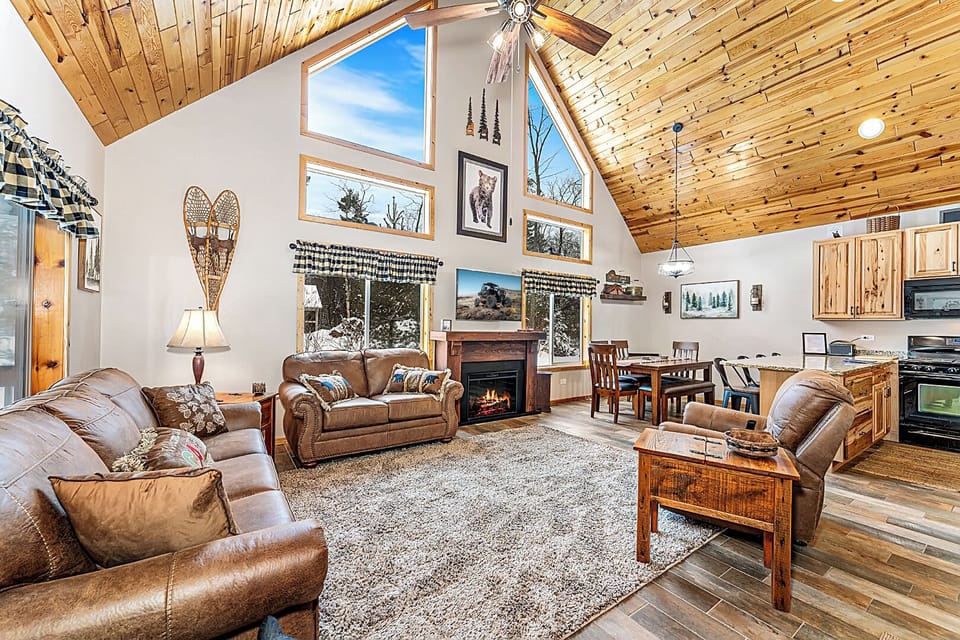 Lucky Bass Retreat - a Northwoods Oasis!