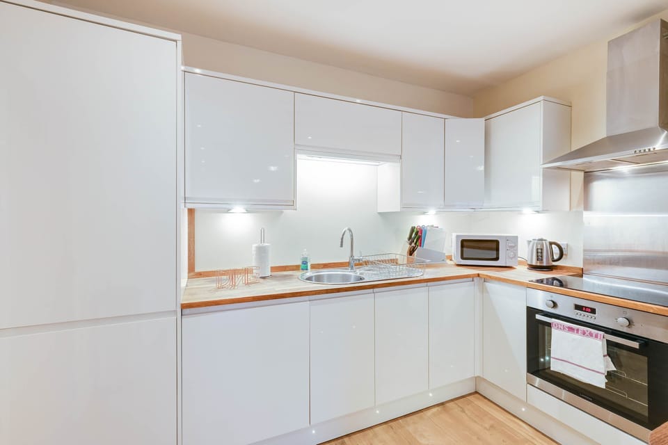 Basic Apartment | Private kitchen | Fridge, microwave, oven, toaster