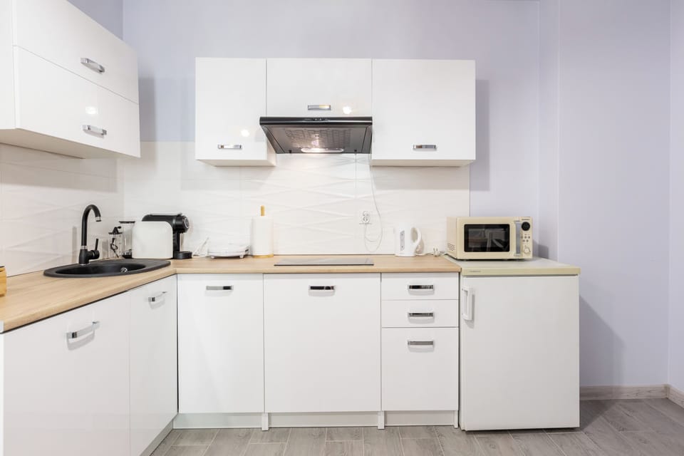 Standard Studio Suite | Private kitchen | Shared fridge, microwave