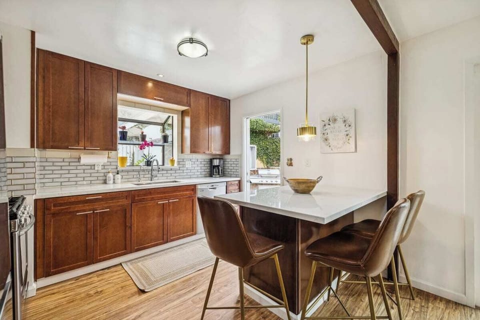 Beautiful newly renovated full kitchen.