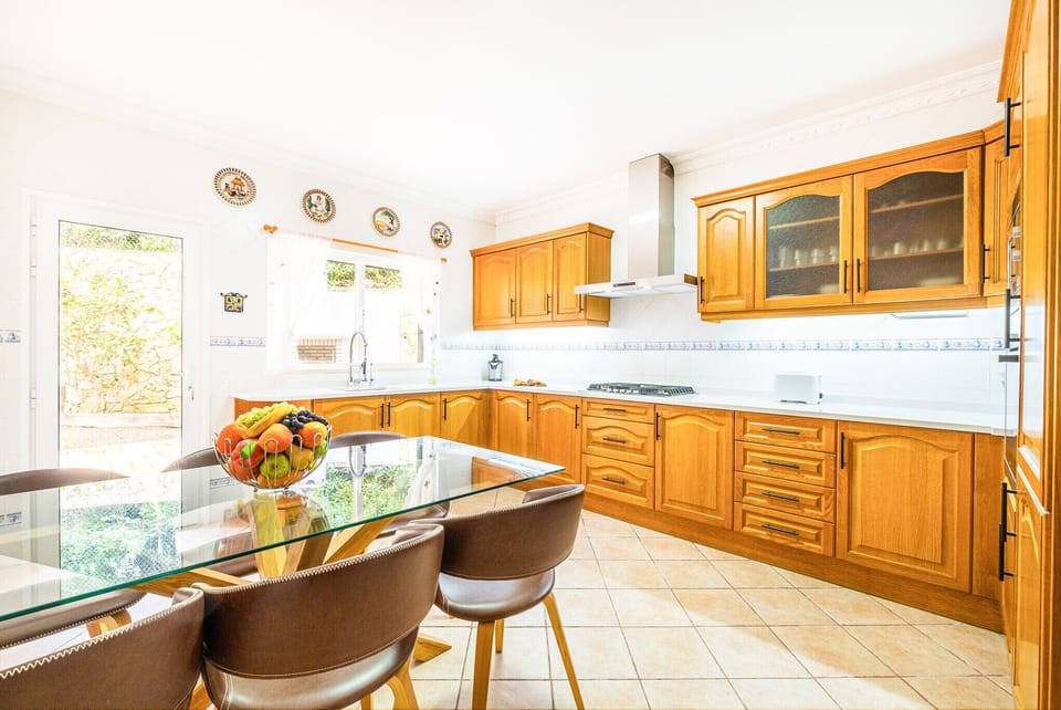 Microwave, oven, dishwasher, coffee/tea maker