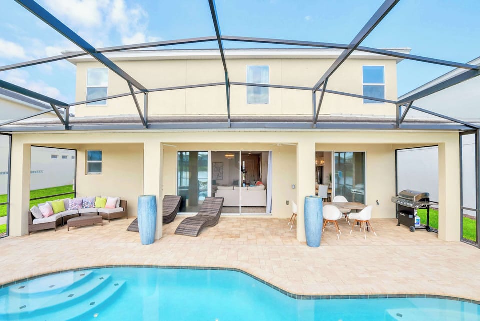 Large Furnished Sundeck
