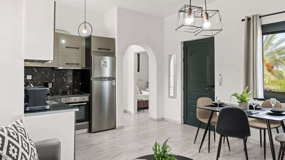 Fully Equipped Kitchenette & Breakfast Bar

