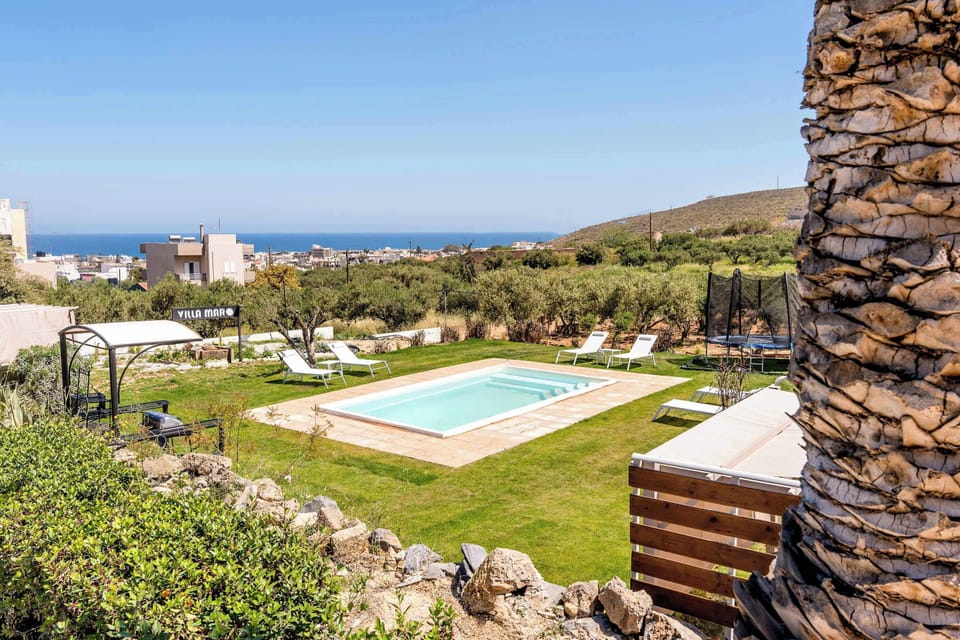 
Soak up the sun with panoramic views of nature and the sea.