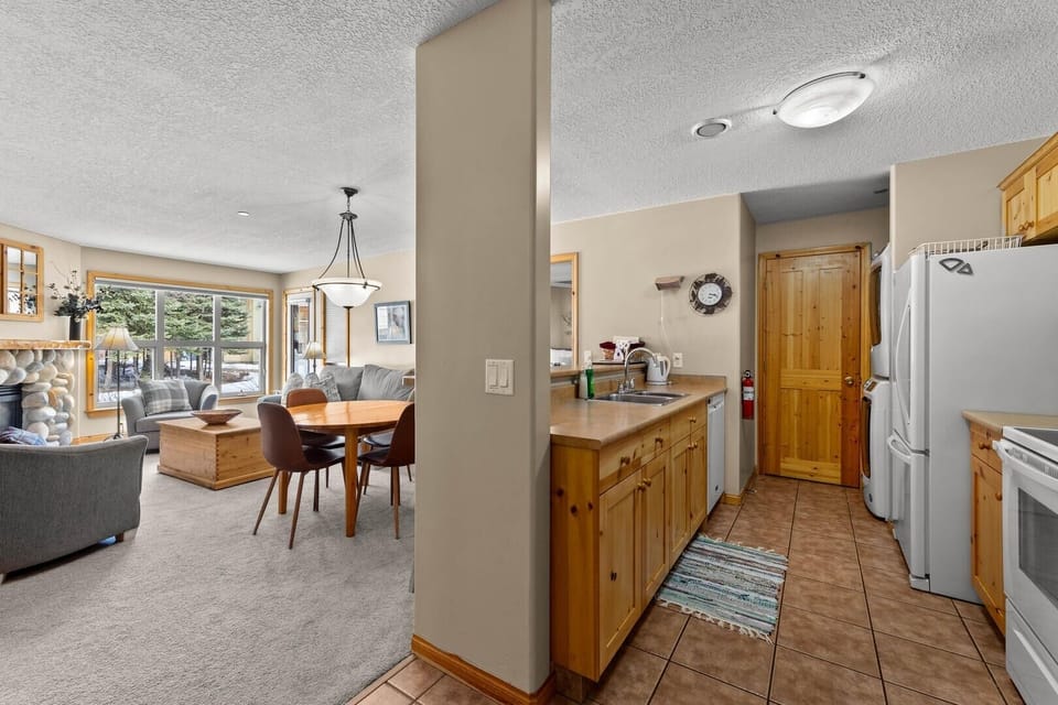 Condo, 2 Bedrooms | Private kitchen | Dishwasher