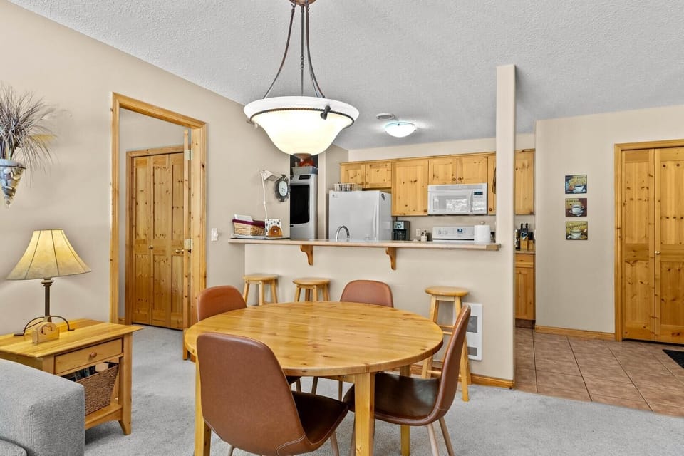Condo, 2 Bedrooms | Dining