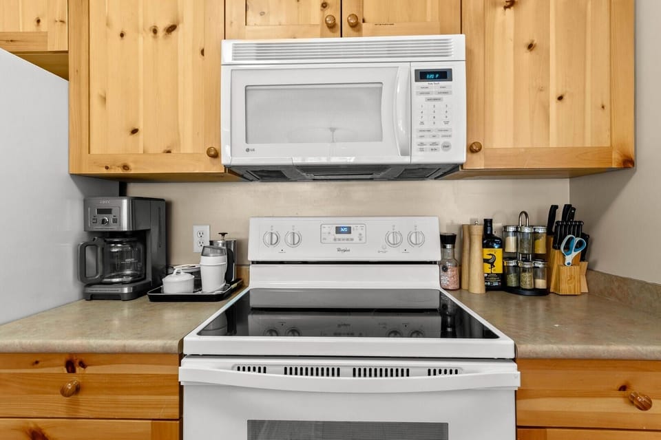 Condo, 2 Bedrooms | Private kitchen | Dishwasher