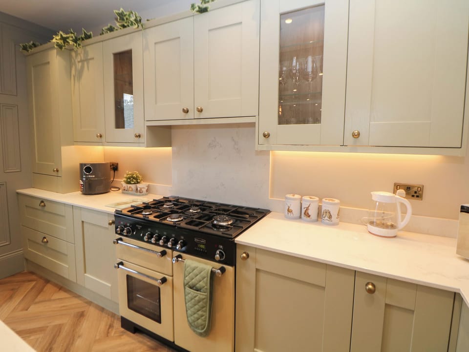 Cottage | Private kitchen | Fridge, dishwasher, electric kettle, toaster