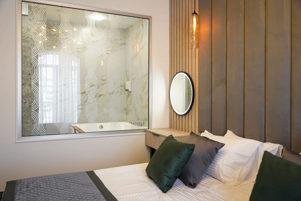 Executive Suite | Premium bedding, minibar, in-room safe, individually decorated