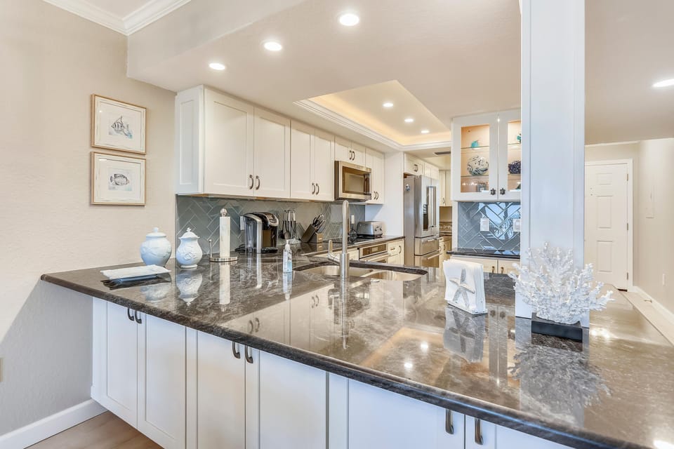 Condo, 1 King Bed (Land's End 6-302 Beach Front - Premie) | Private kitchen | Oven, toaster