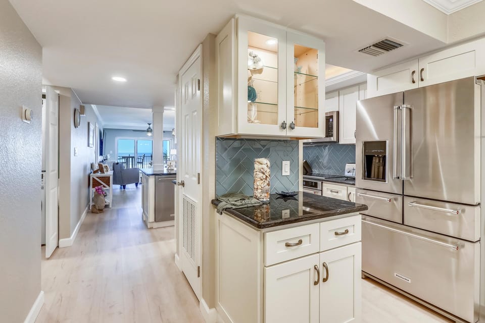 Condo, 1 King Bed (Land's End 6-302 Beach Front - Premie) | Private kitchen | Oven, toaster