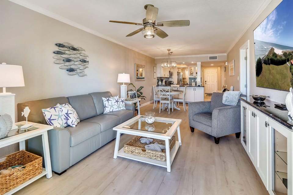 Condo, 1 King Bed (Land's End 6-302 Beach Front - Premie) | Living area | TV