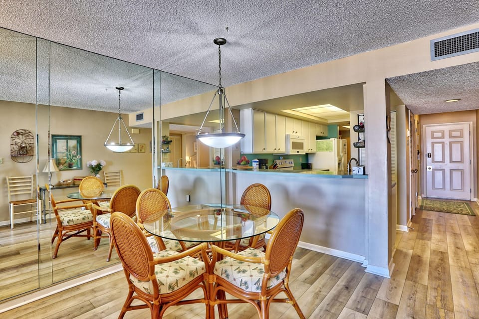 Condo, 1 King Bed with Sofa bed (Land's End 7-204 Beach Front) | Dining