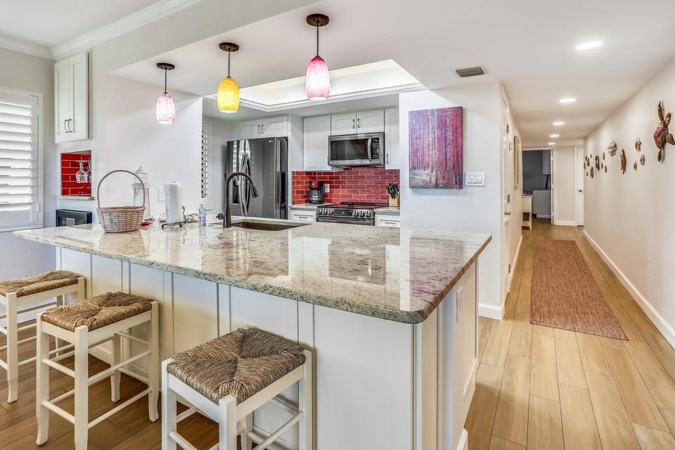 Condo, Multiple Beds (Land's End 7-206 Beach Front - Premie) | Private kitchen | Oven, toaster