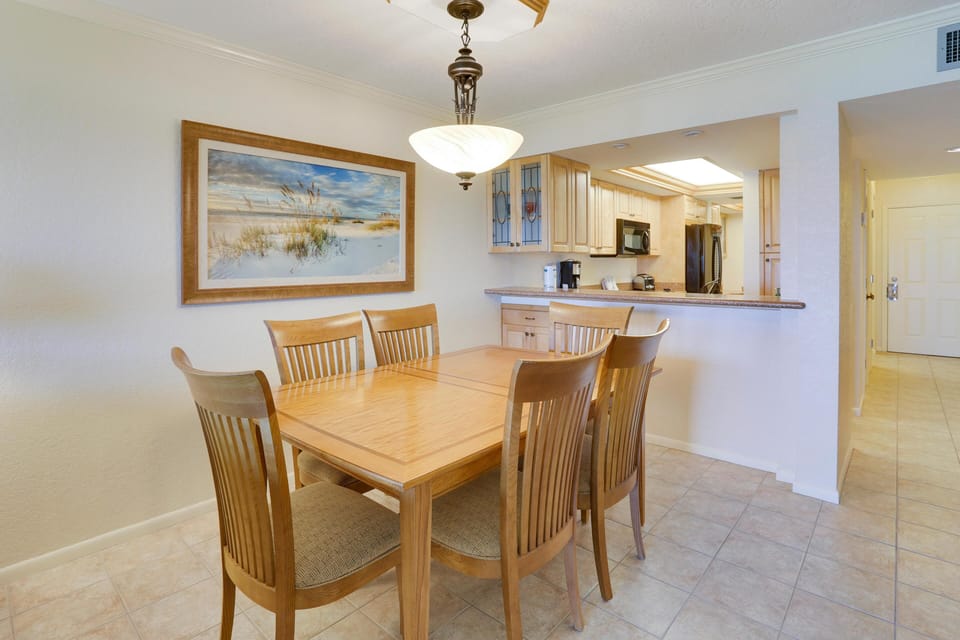 Condo, Multiple Beds (Land's End 7-304 Beach Front - Premie) | Dining