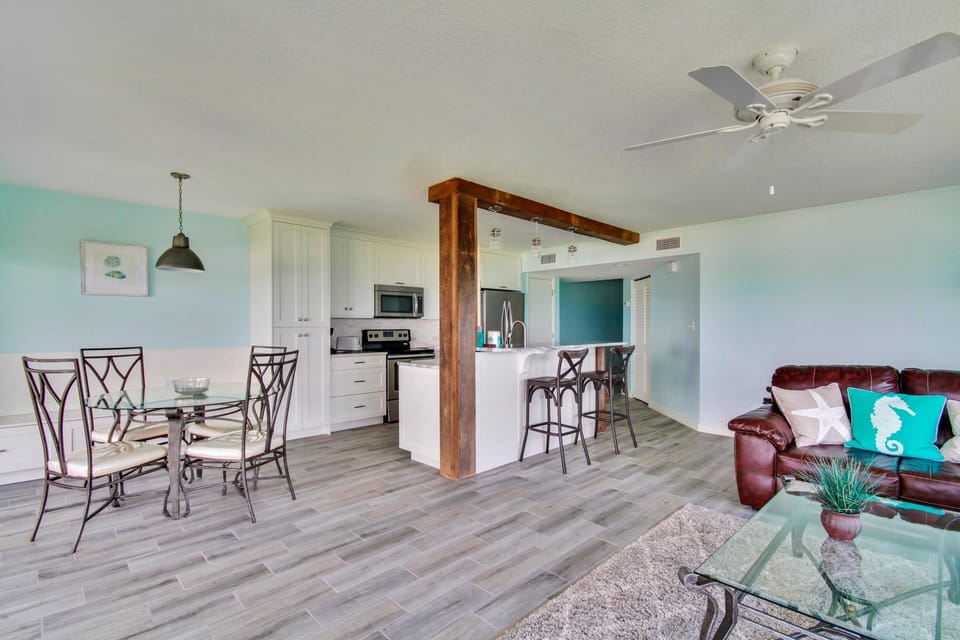 Condo, 1 King Bed with Sofa bed (Land's End 7-401 Beach Front - Premie) | Living area | TV
